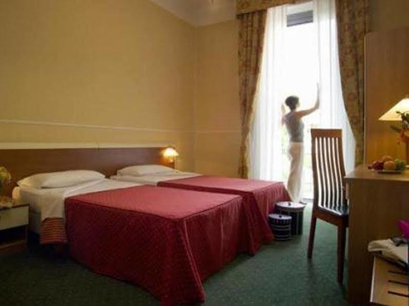 Hotel Johnny Милан Экстерьер фото
