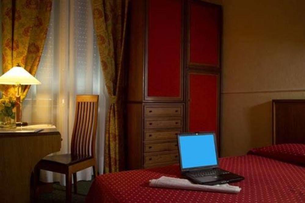 Hotel Johnny Милан Экстерьер фото